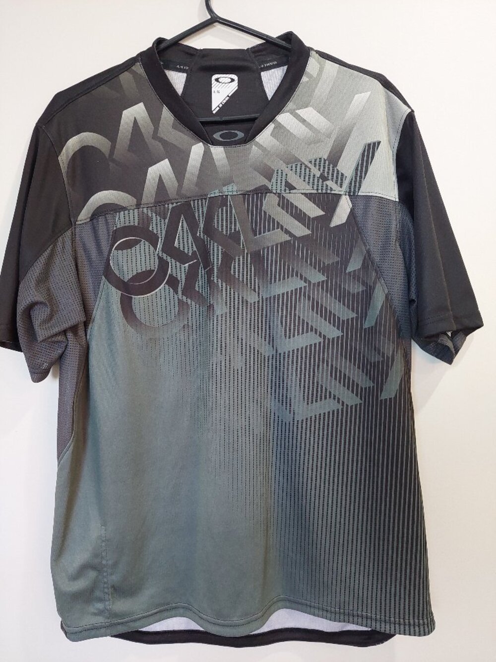 Oakley Men's Size L Performance Streetwear T-shirt Gray Y2K